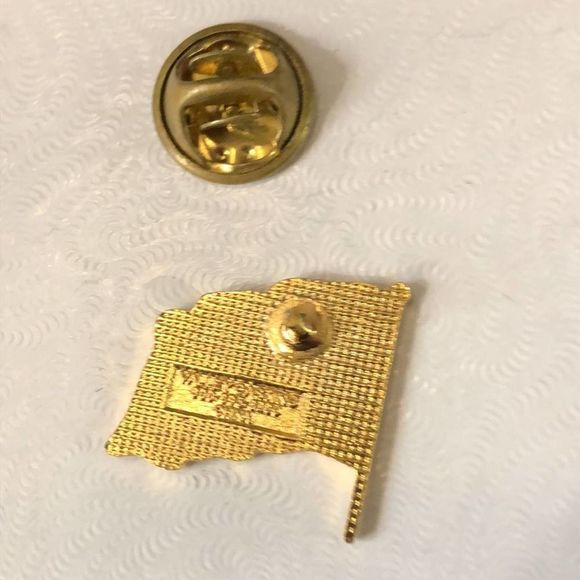 Vintage Three US Flag pins - Picture 6 of 9
